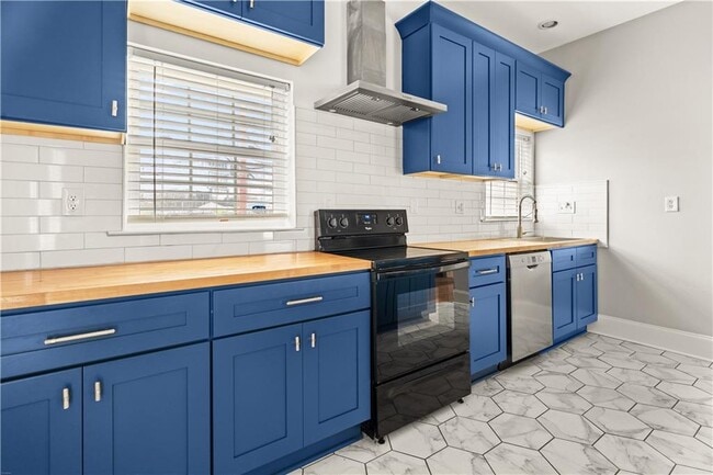 Building Photo - 66 Weyman Ave SW