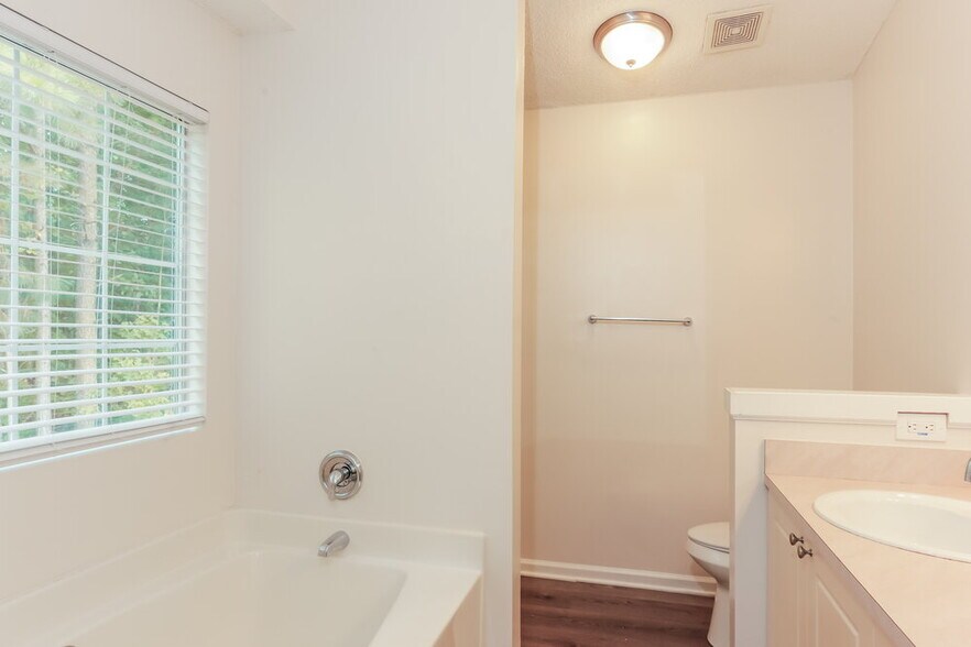Building Photo - 5987 Graywood Cir SE
