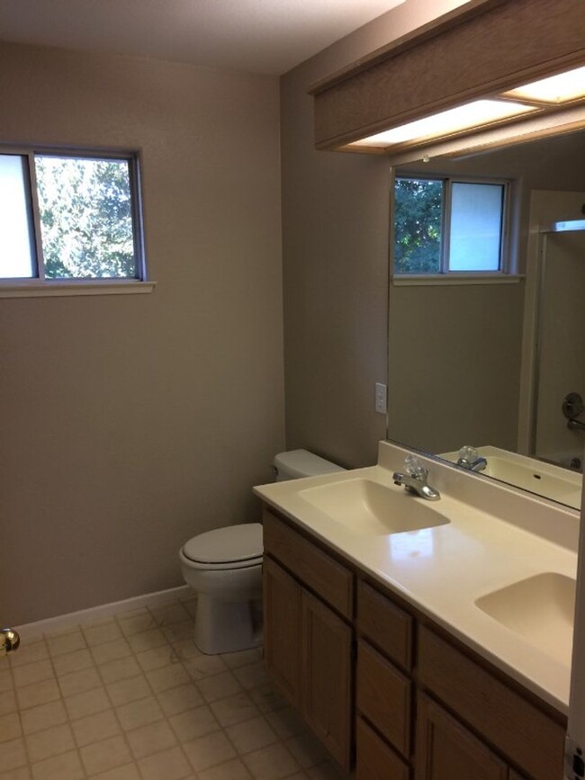 Building Photo - Spacious 3 Bedroom Home available in South...