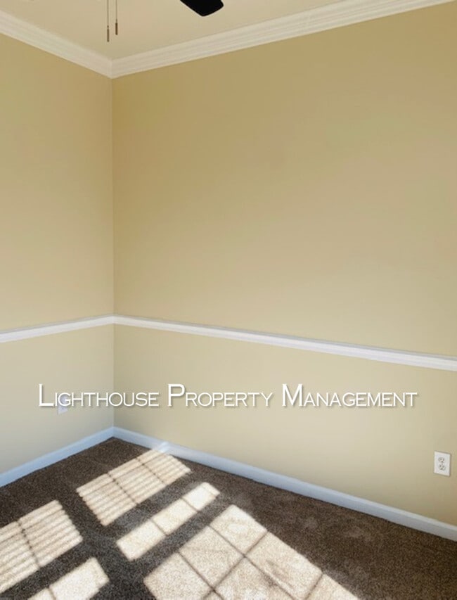 Building Photo - Luxurious Condominium in the Desirable Noc...