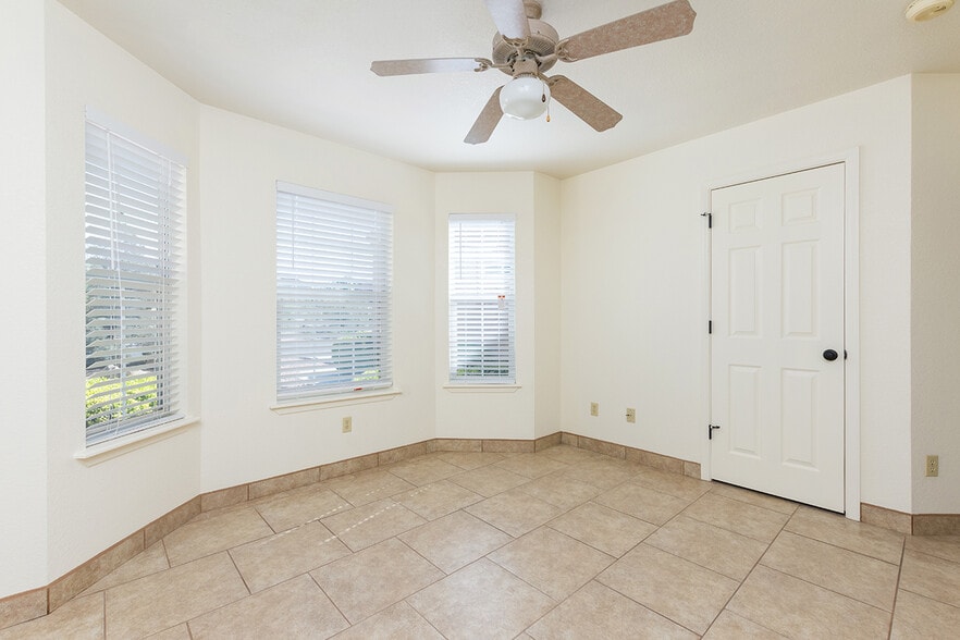 Building Photo - 2357 Saturn Cir