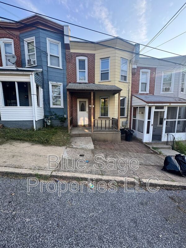 Primary Photo - 919 Lawrence Ave