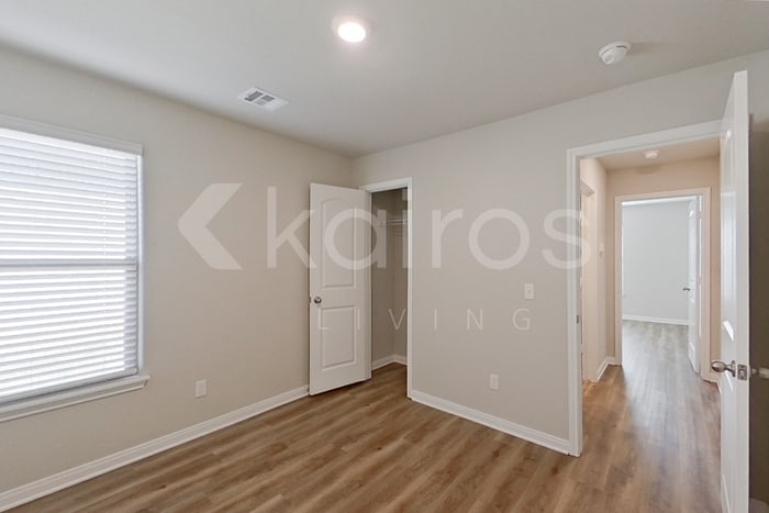 Building Photo - 713 St James Pl