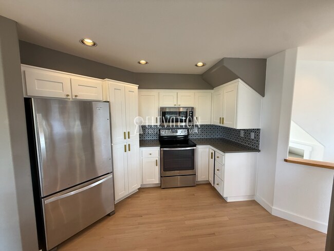 Building Photo - 5BR / 3.5BA Forest Retreat in NW Bend with ADU included