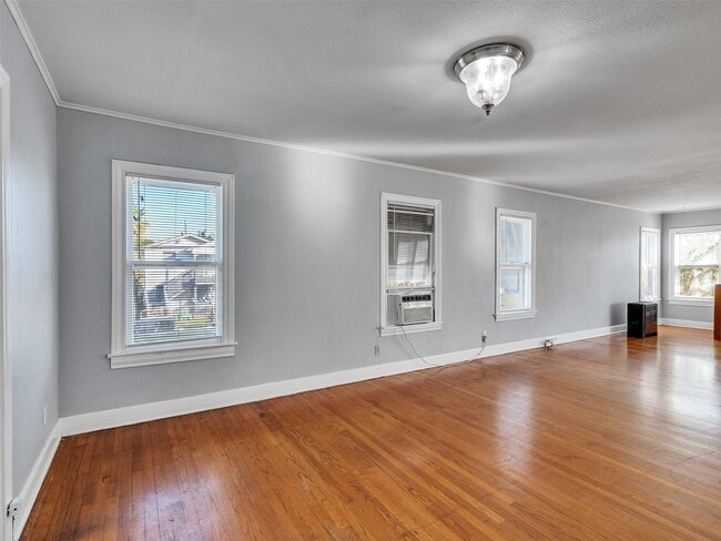 Building Photo - 5019 Avenue M 1/2