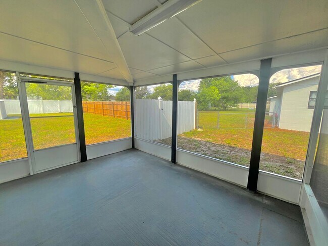 Building Photo - 3 Bed, 2 Bath DeBary Home with Modern Upda...