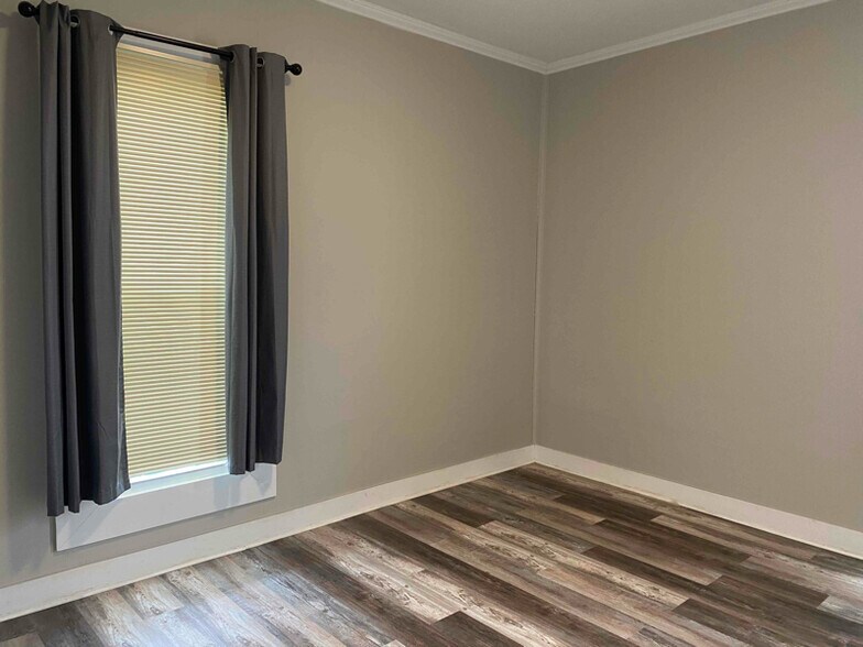 Building Photo - 613 Moore Ave