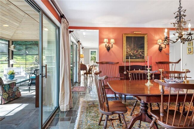 Building Photo - 140 Connection St