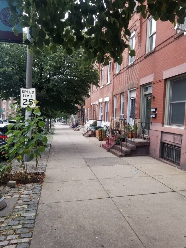 Building Photo - Bright and spacious one bedroom unit with ...