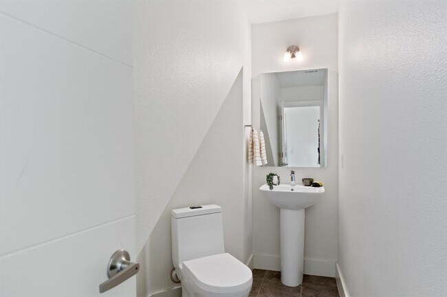 Building Photo - 604 N Bluff Dr