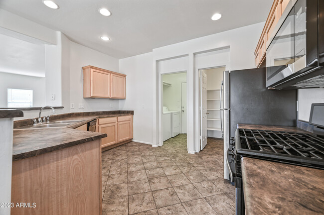 Building Photo - 43927 W Cypress Ln
