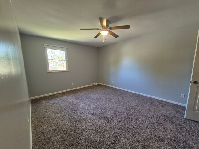 Building Photo - Large 2 story home!!