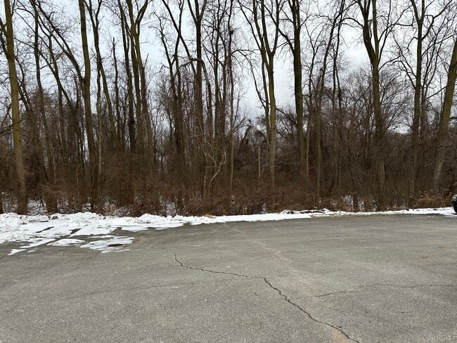Building Photo - Two bedroom Townhouse off Lewis Ave near Alexis Rd.