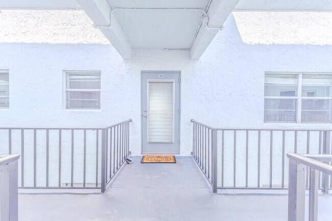 Building Photo - 3000 Sunrise Lakes Dr W