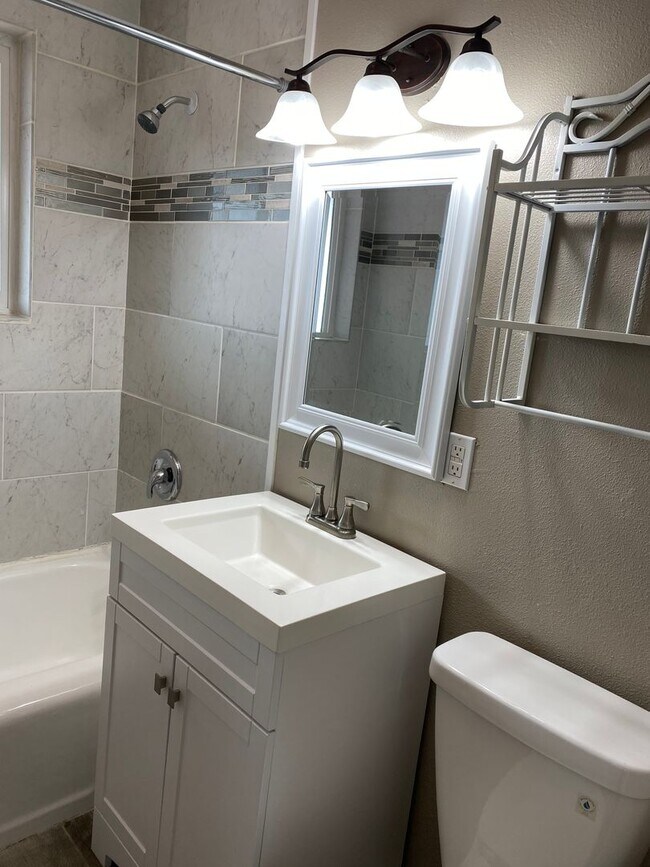 Building Photo - 20th St SE Duplex