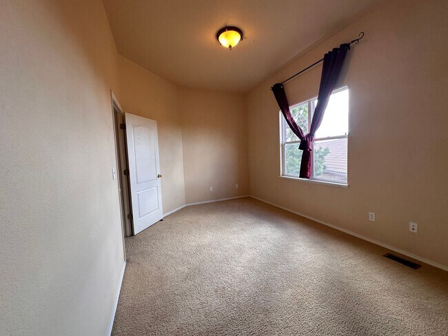 Building Photo - 2-Story in Pinecreek