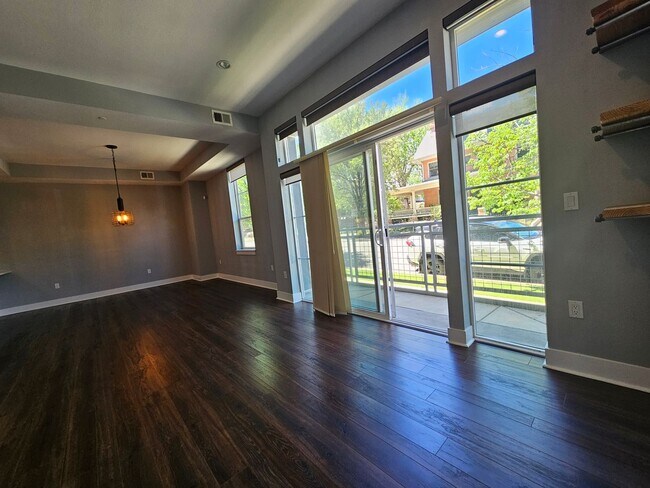 Building Photo - Congress Park High Rise Living! Huge Main Floor 2 Bed 2 Bath