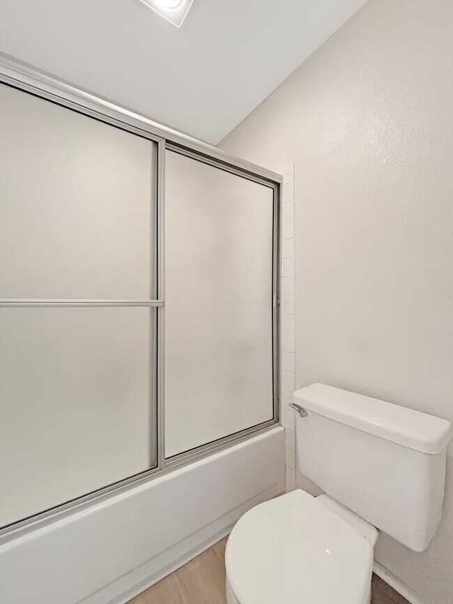 Building Photo - Charming 2BD/2BA Condo in La Jolla Village...