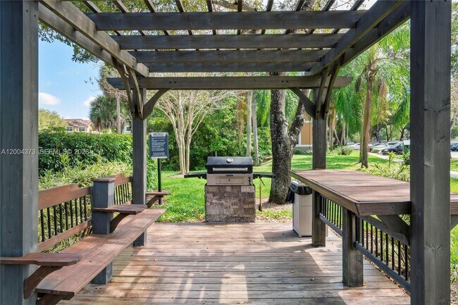 Building Photo - 8761 Wiles Rd