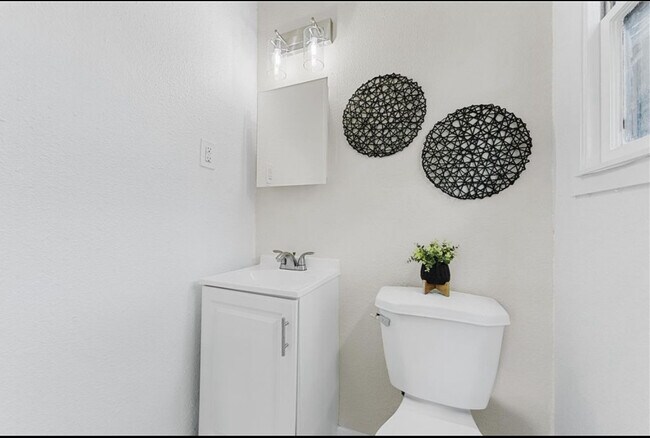 Building Photo - 1133 Lawrence Dr