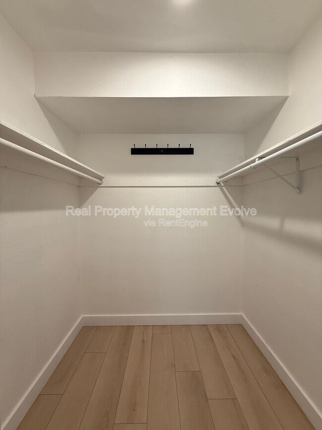 Building Photo - 429 E Greenway Dr