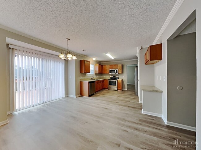 Building Photo - 661 Thornhill Dr