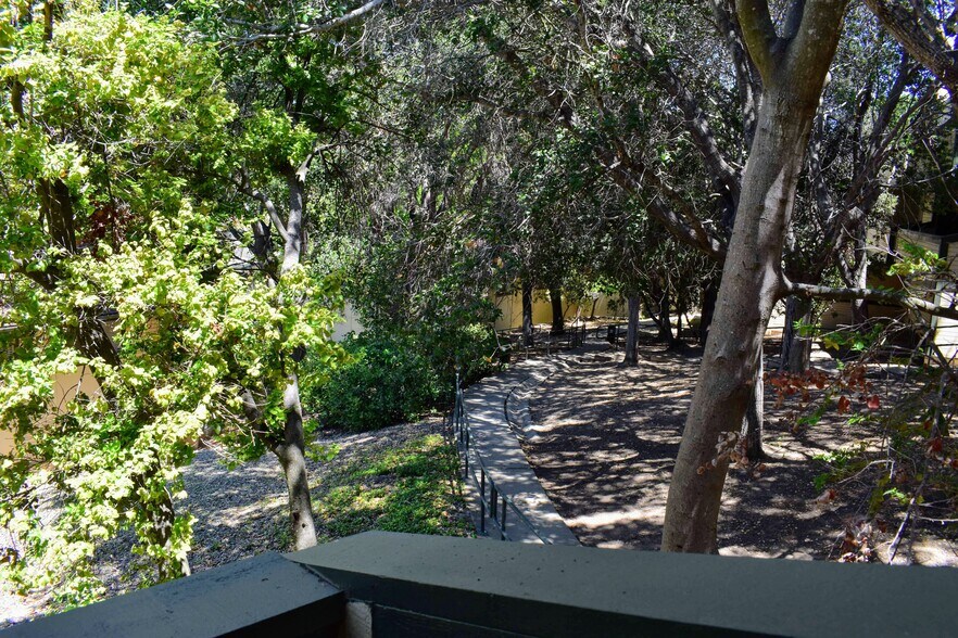 Building Photo - 3290 Rockview Pl
