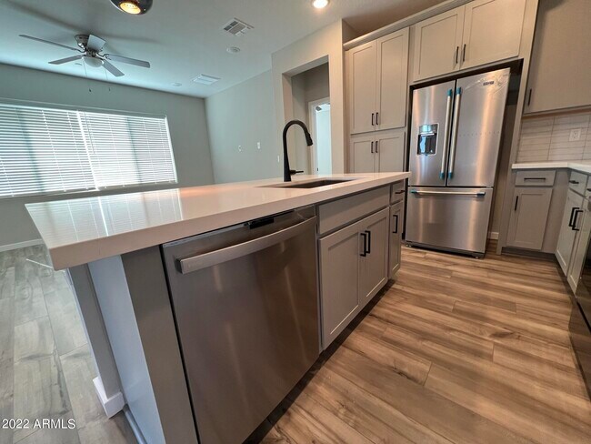 Building Photo - 746 E Doral Ave