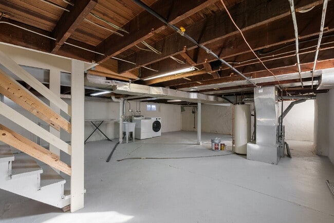 Building Photo - "Charming Brentwood house 2 bedrooms 1 Bathoom, Prime Location!"