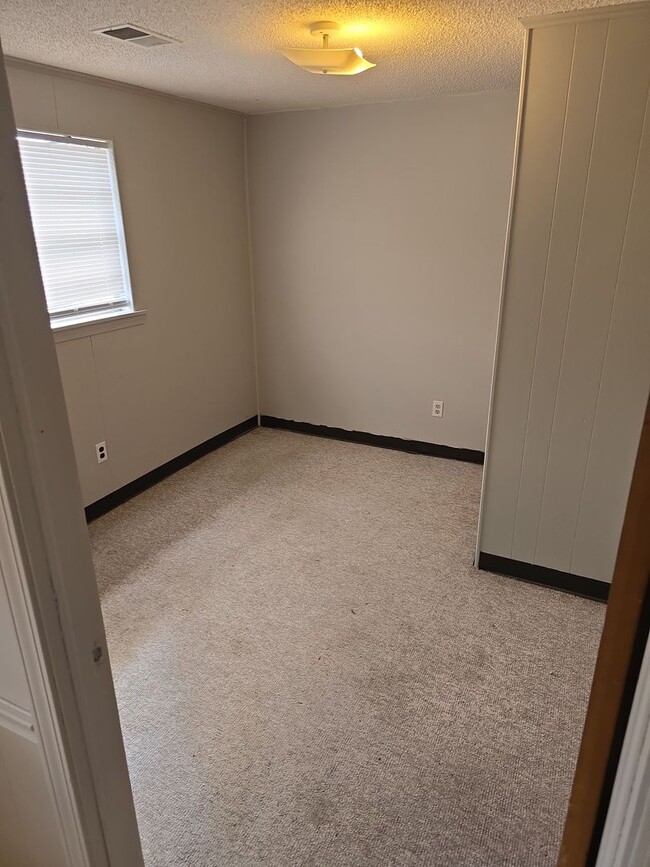 Building Photo - 2 bedroom 1 bath apt across from Midlands ...