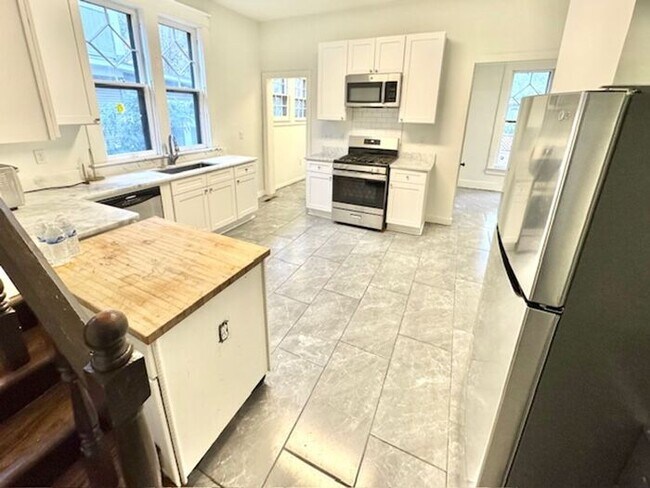 Building Photo - Historic Large Beautiful midtown home near Rhodes College available for Rent!