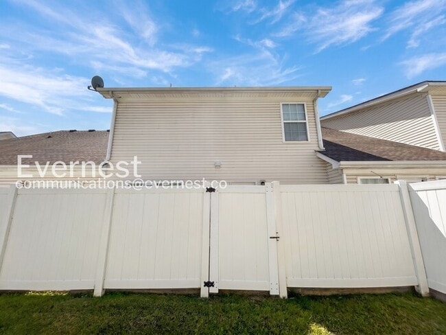 Building Photo - 2 Bed, 2.5 Bath Home with Fenced Yard & Garage / Available Now!