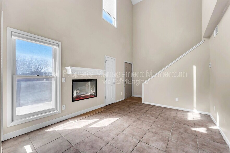 Building Photo - 930 E Primrose St