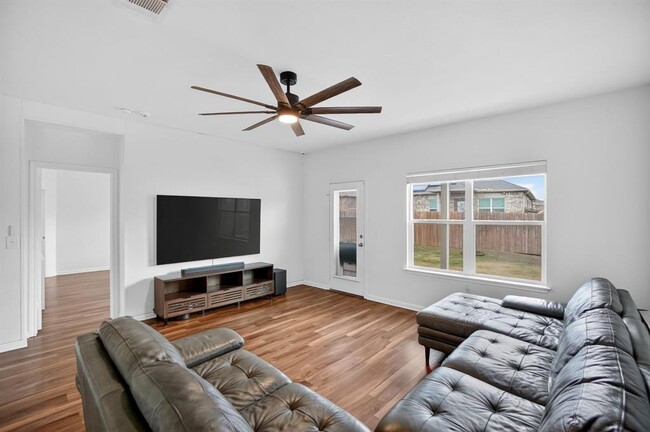 Building Photo - 109 Shiner Ln