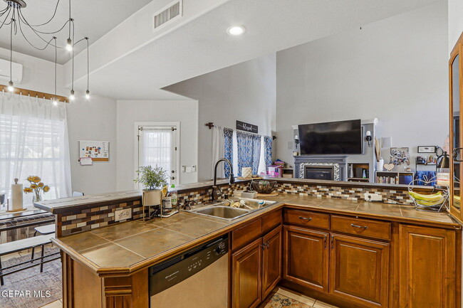 Building Photo - 11620 St Thomas Way