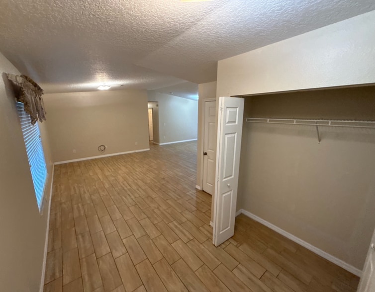 Building Photo - 105 Melody Ln