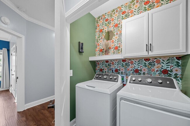 Building Photo - Pet Friendly Four Bedroom with Bonus!