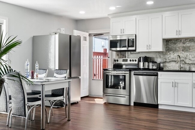 Building Photo - 165 Saratoga St