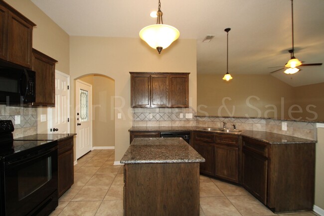 Building Photo - Spacious Three-Bedroom!
