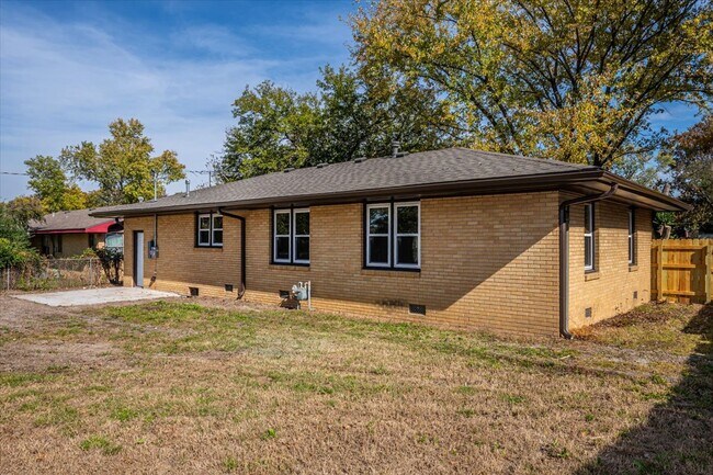 Building Photo - 809 N Ross Ave