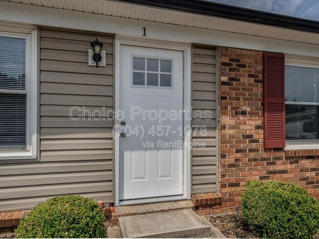 Building Photo - 5804 Cedars E Ct