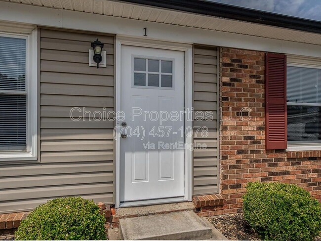 Building Photo - 5810 Cedars E Ct