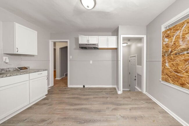 Building Photo - 3 bedroom bungalow $1250/month