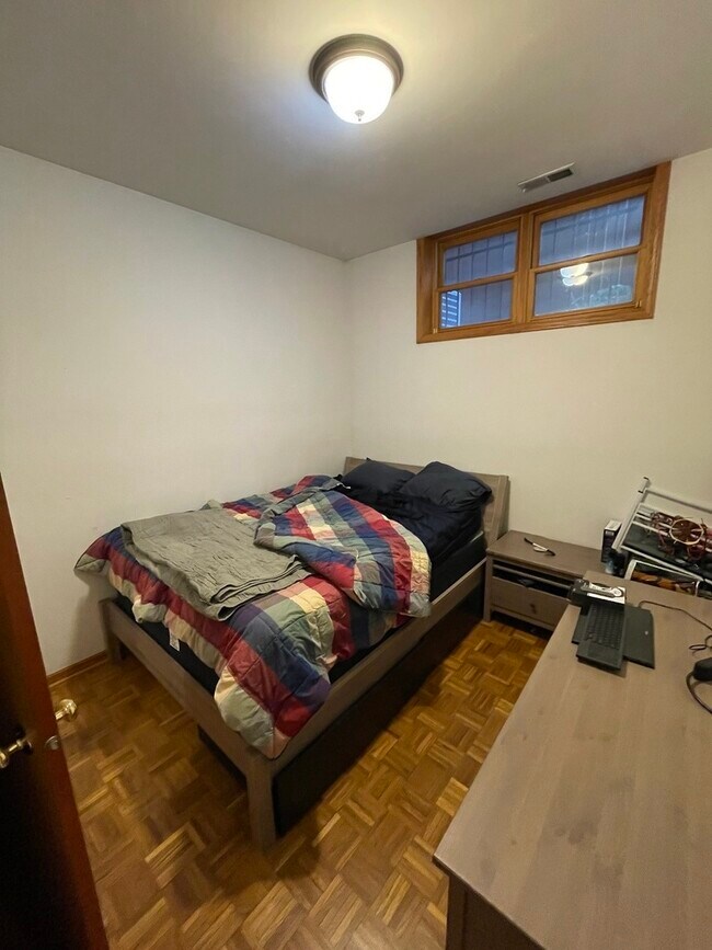 Building Photo - 4233 N Kenmore Ave