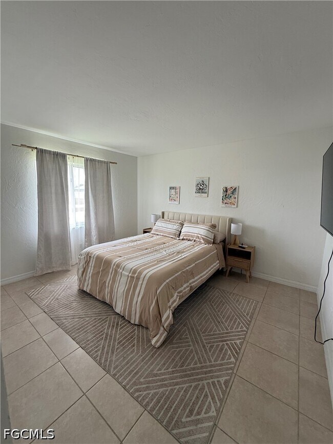 Building Photo - 525 SE Van Loon Terrace