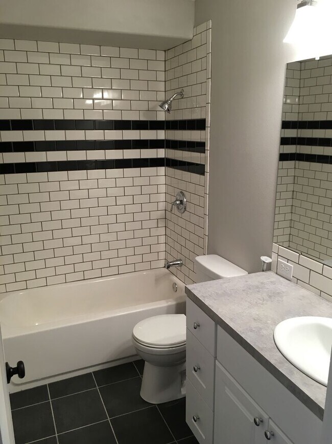 Building Photo - Updated 1930s Craftsman Duplex!