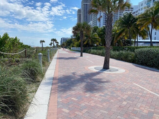 Building Photo - 5005 Collins Ave