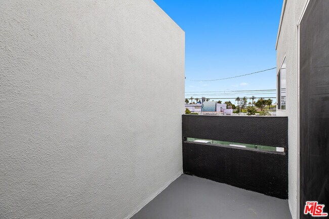 Building Photo - 1117 S Bronson Ave