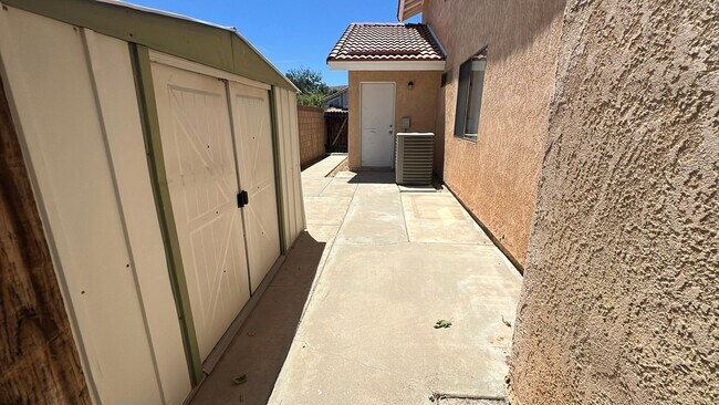 Building Photo - West Palmdale Home