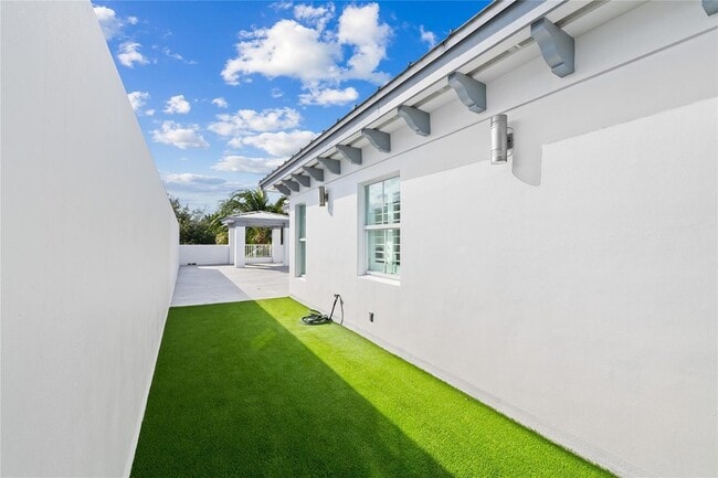 Building Photo - 218 NE 15th Ave